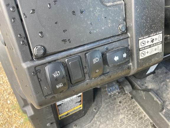 Image of John Deere XUV 835M equipment image 2