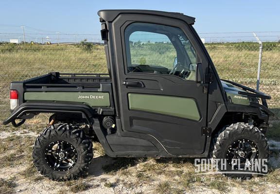Image of John Deere XUV 835R equipment image 1