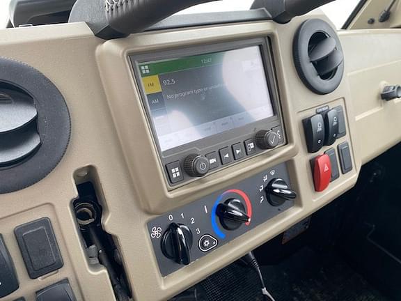 Image of John Deere XUV 835R equipment image 4