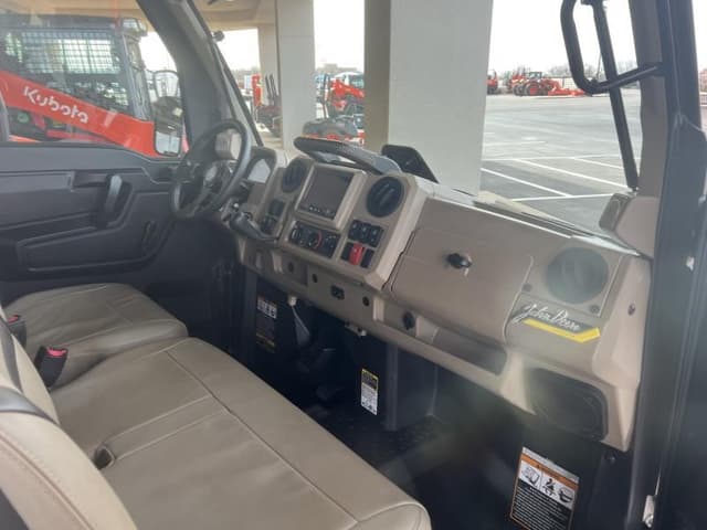 Image of John Deere XUV 835R equipment image 4