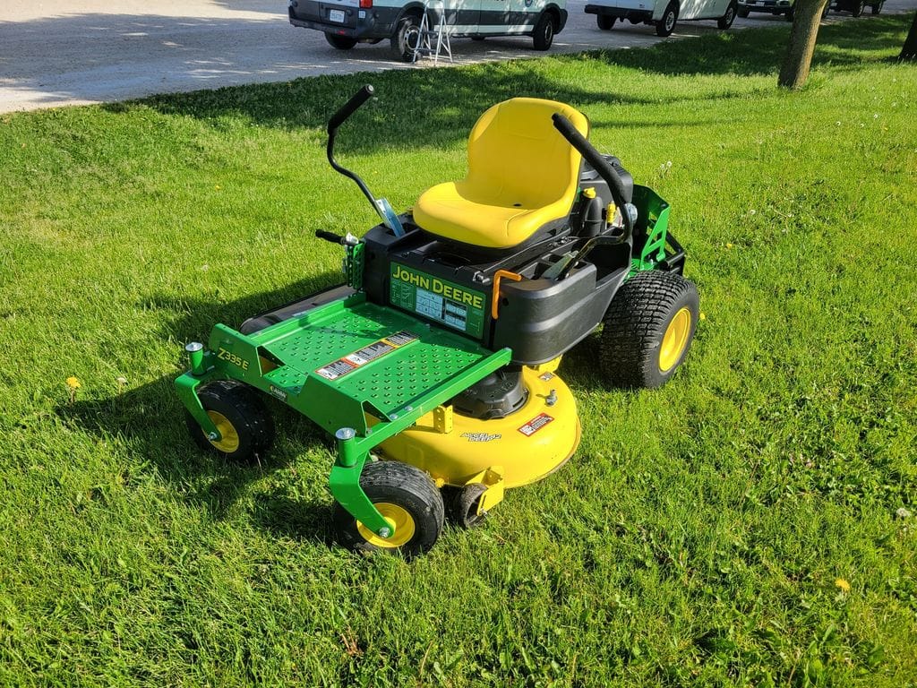 2022 John Deere Z335E Equipment Image0