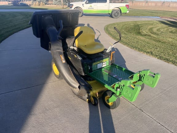 2022 John Deere Z335E Equipment Image0