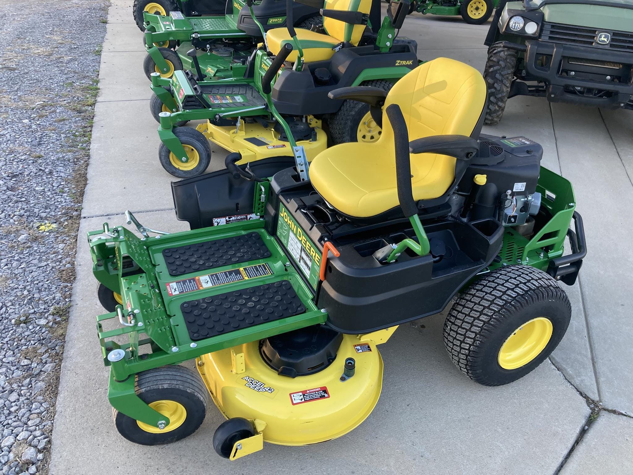 2022 John Deere Z345R Equipment Image0