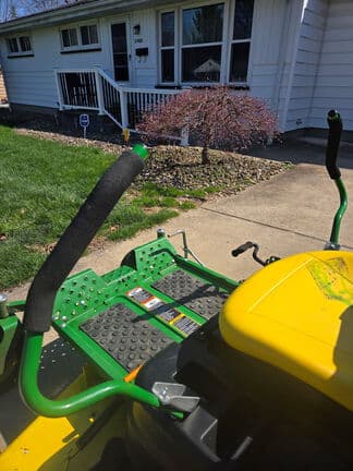 Image of John Deere Z355R equipment image 3