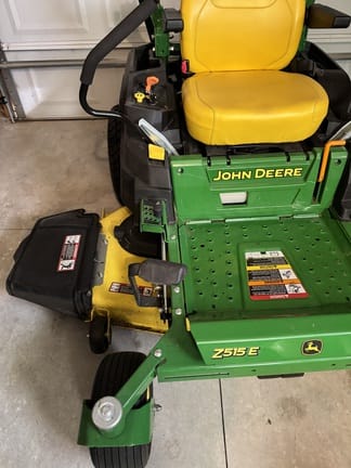 2022 John Deere Z515E Equipment Image0