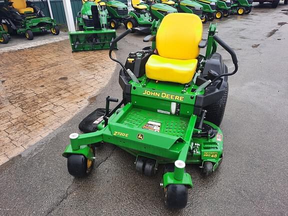 Image of John Deere Z720E equipment image 1