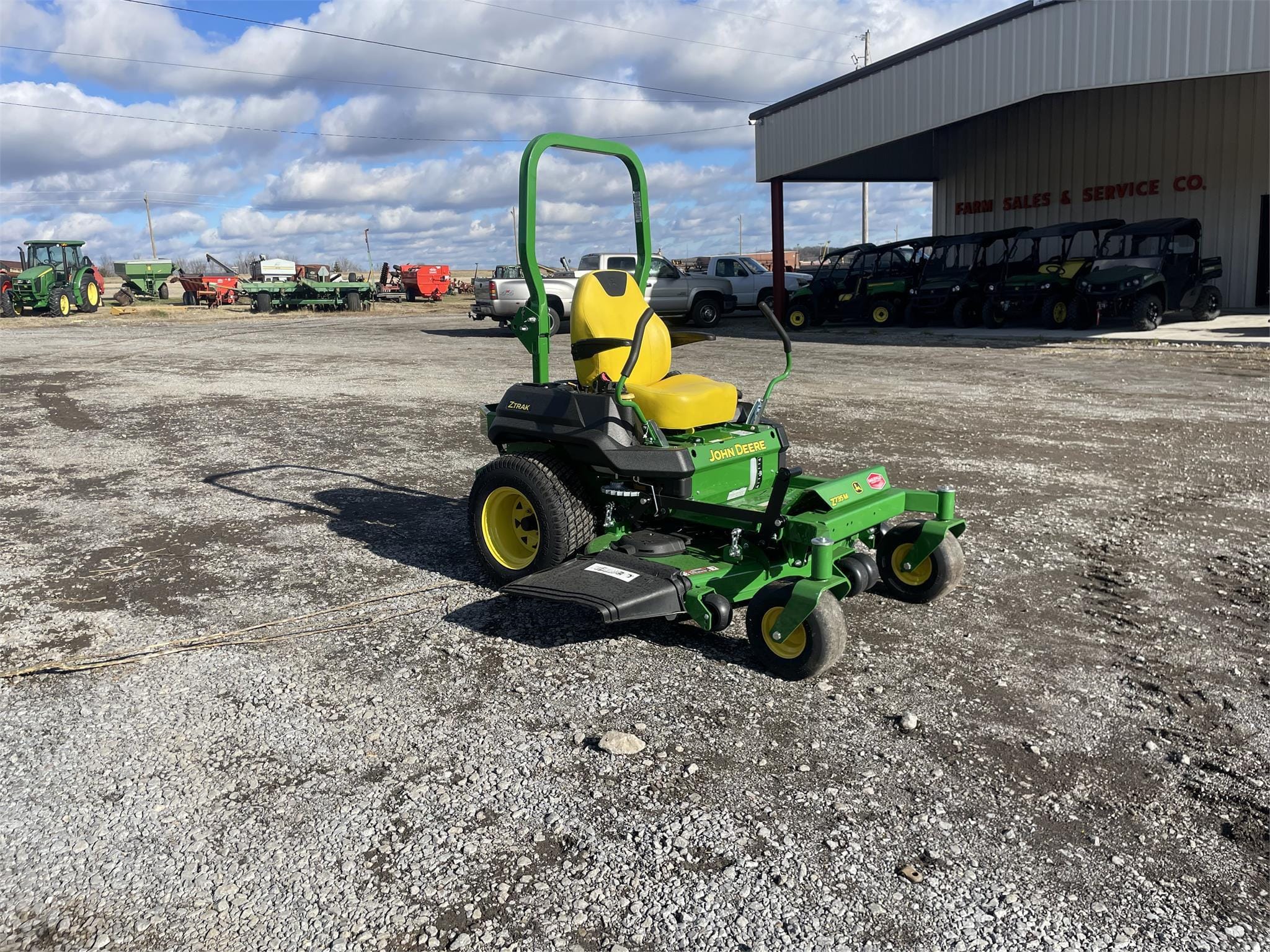 2022 John Deere Z735M Equipment Image0