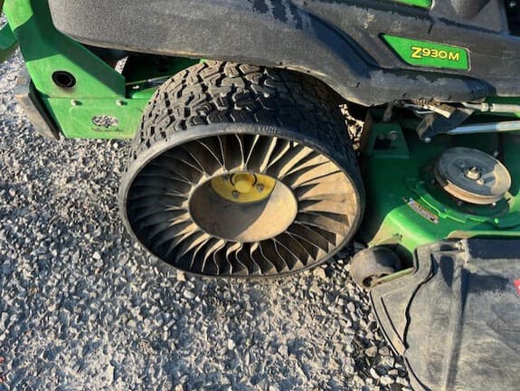 Image of John Deere Z930M equipment image 3