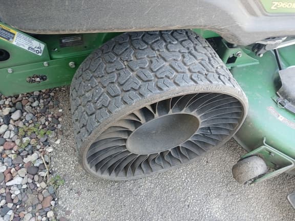Image of John Deere Z960M equipment image 2