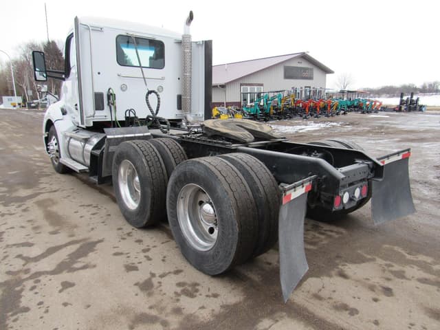 Image of Kenworth T680 equipment image 3