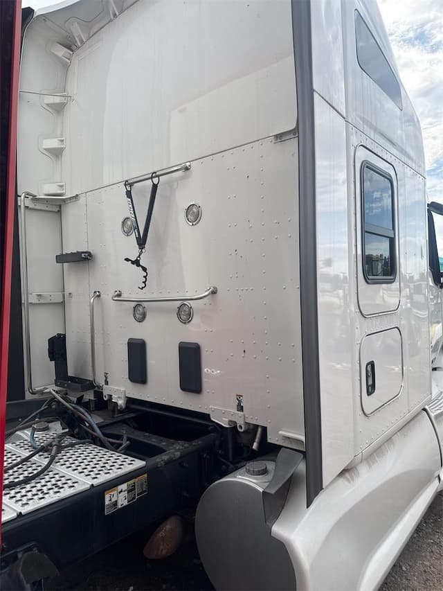 Image of Kenworth T680 equipment image 3