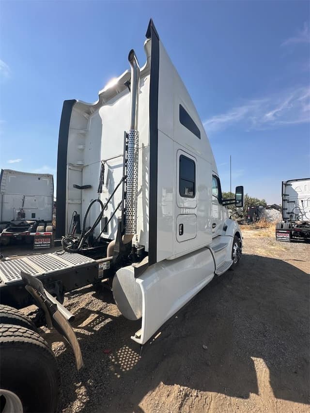 Image of Kenworth T680 equipment image 4