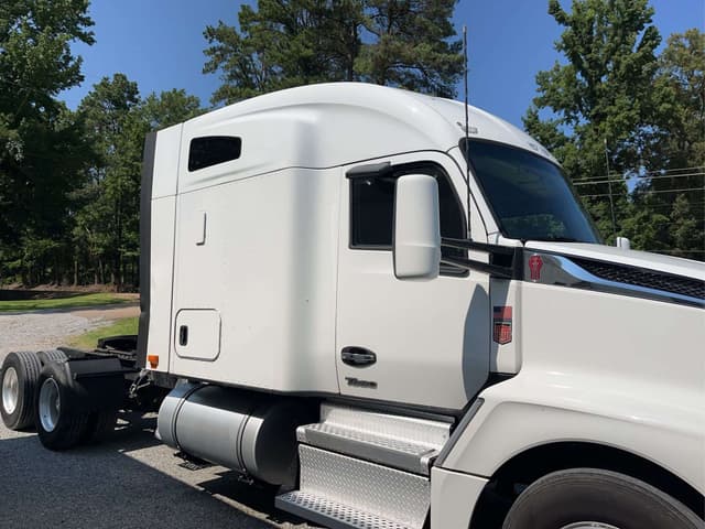 Image of Kenworth T680 equipment image 4