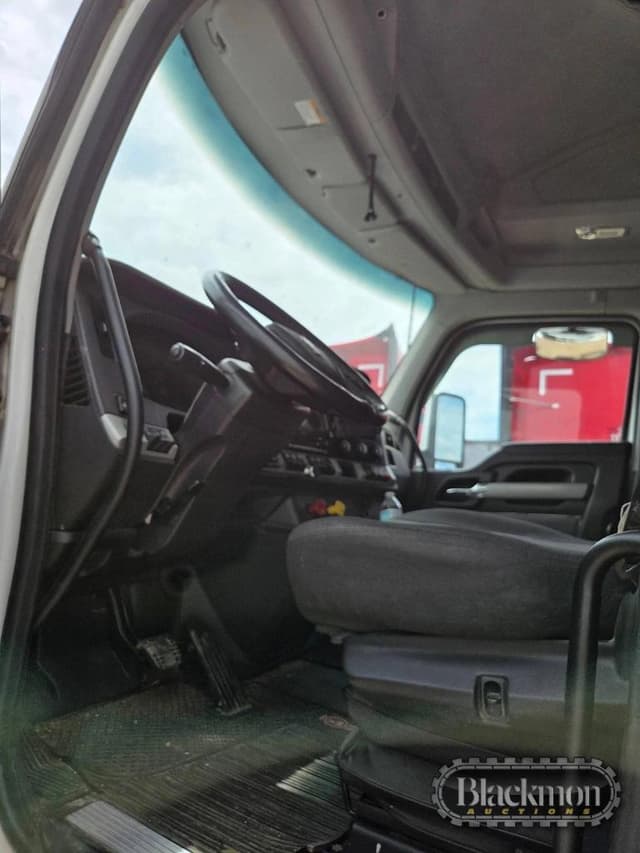 Image of Kenworth T680 equipment image 4