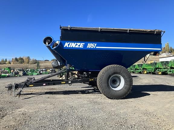 Image of Kinze 1051 equipment image 1