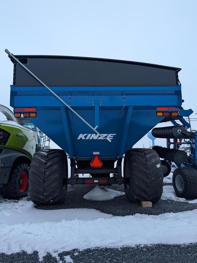 Image of Kinze 1051 equipment image 2