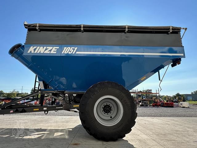 Image of Kinze 1051 equipment image 4