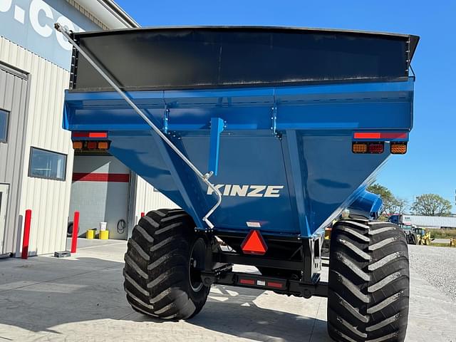 Image of Kinze 1051 equipment image 2