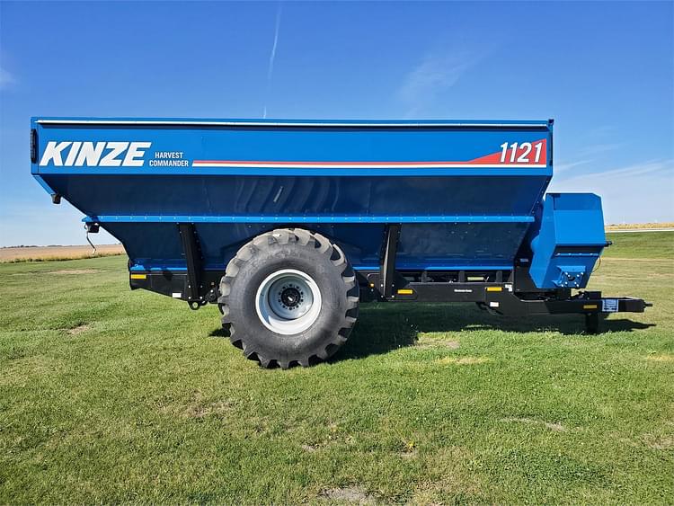 2022 Kinze 1121 Equipment Image0