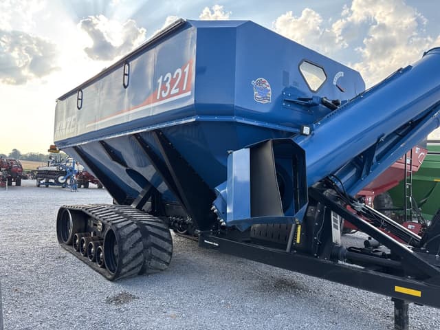 Image of Kinze 1321 equipment image 1