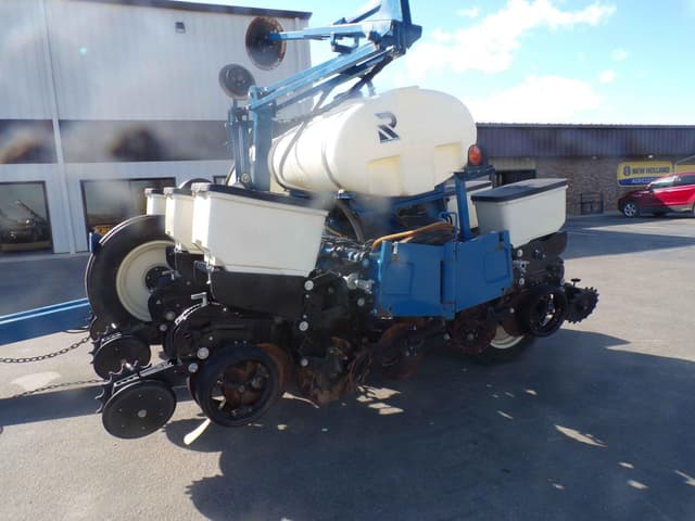 Image of Kinze 3205 equipment image 3