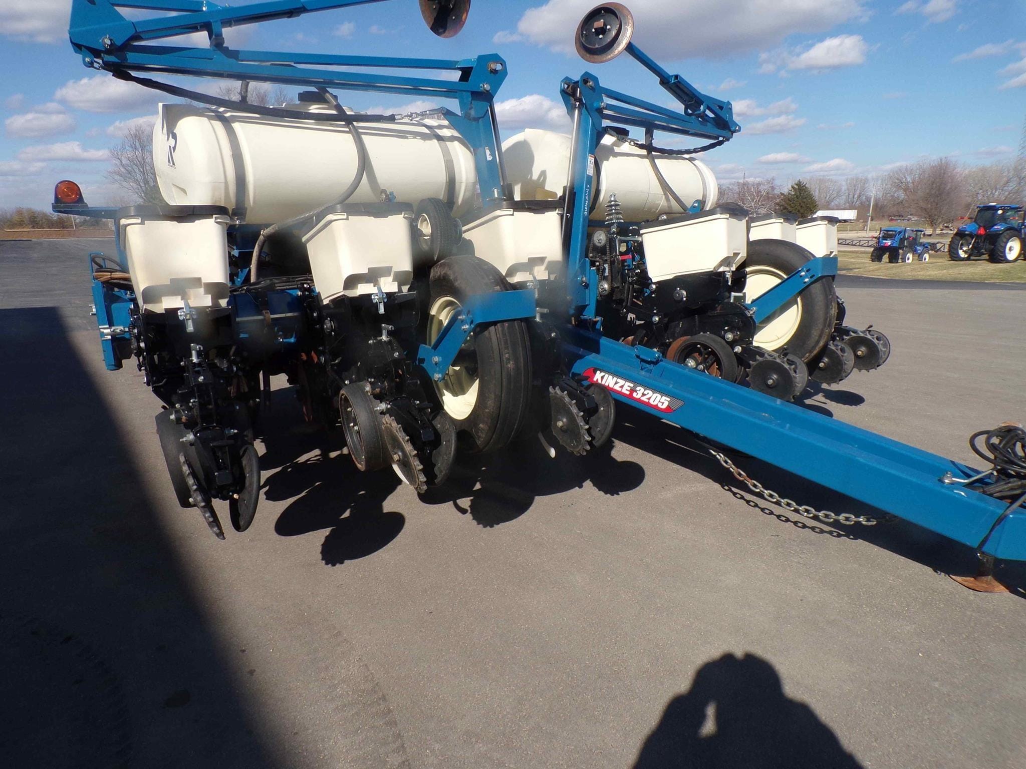 2022 Kinze 3205 Equipment Image0
