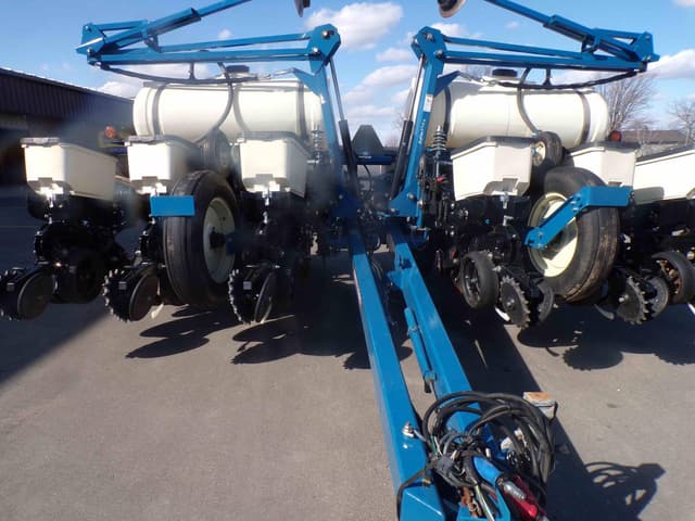 Image of Kinze 3205 equipment image 2