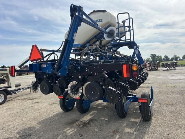 Image of Kinze 3505 equipment image 3