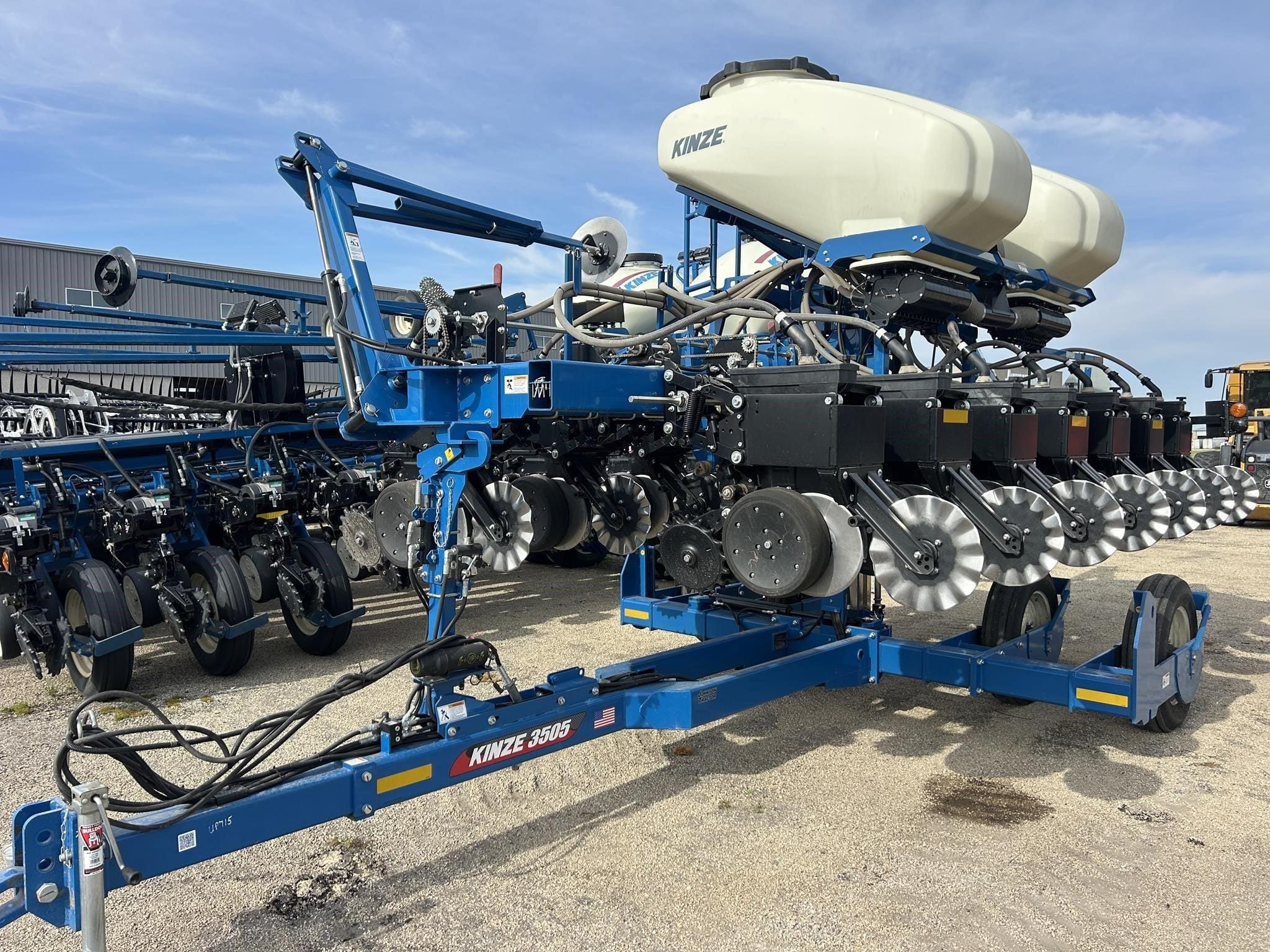 2022 Kinze 3505 Equipment Image0