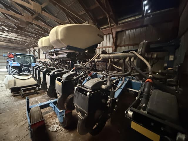 Image of Kinze 3505 equipment image 3