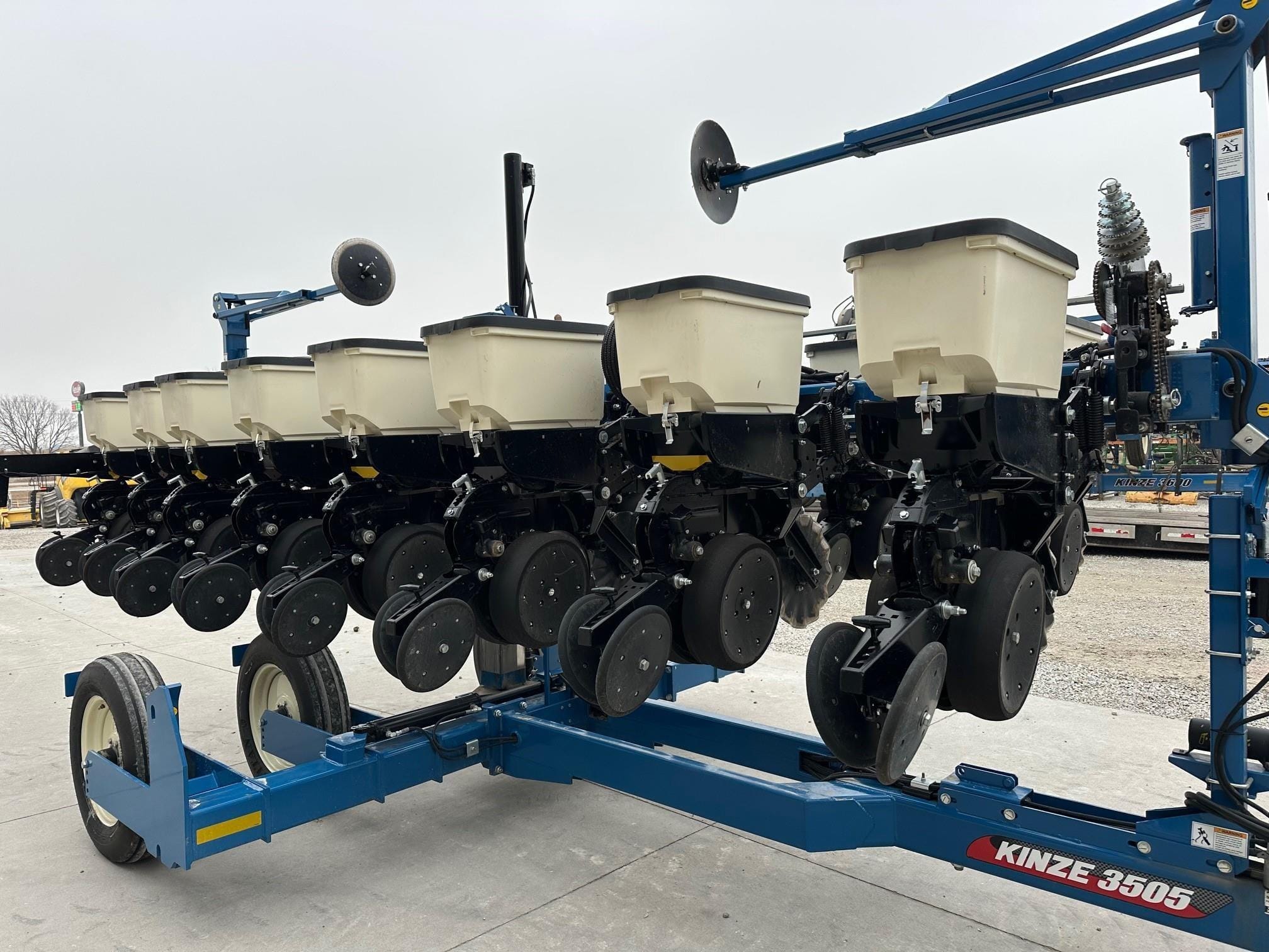 2022 Kinze 3505 Equipment Image0