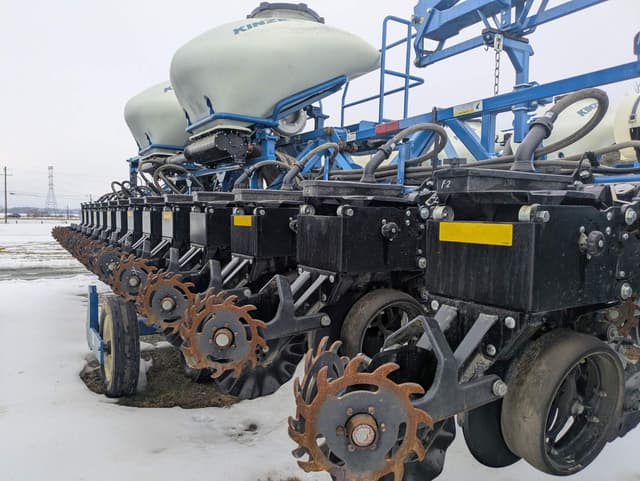 Image of Kinze 3605 equipment image 3