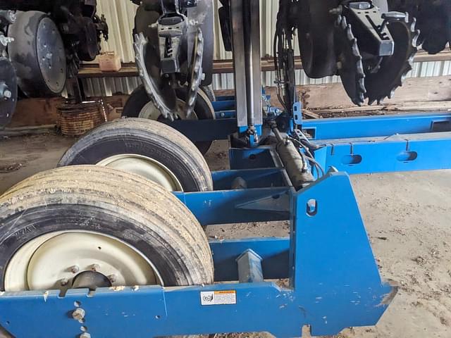 Image of Kinze 3605 equipment image 4