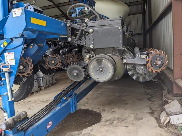 Image of Kinze 3605 equipment image 2
