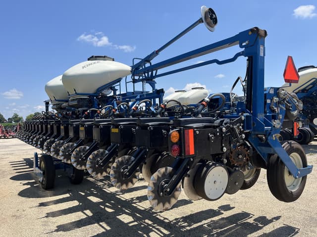Image of Kinze 3605 equipment image 3