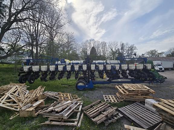 Image of Kinze 3605 equipment image 3