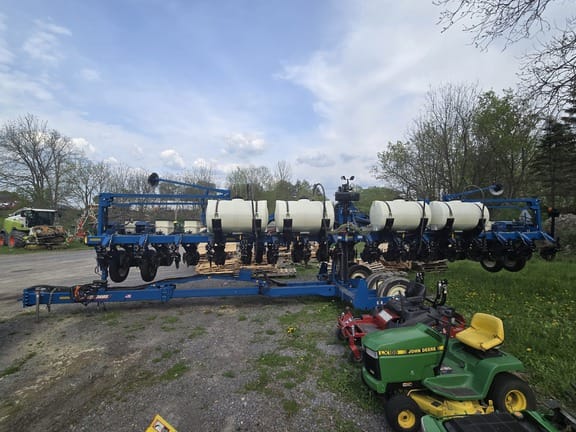 2022 Kinze 3605 Equipment Image0