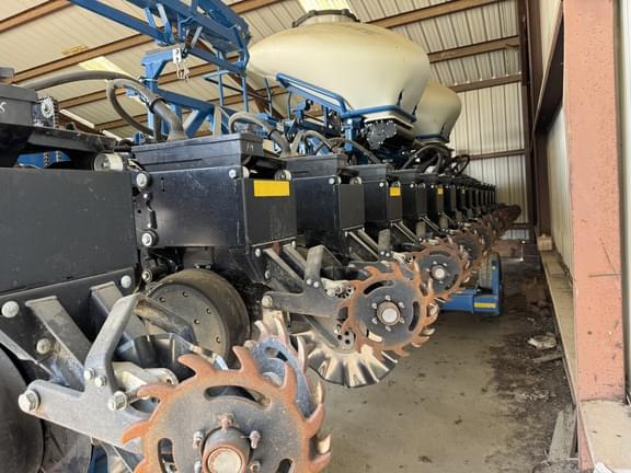 Image of Kinze 3605 equipment image 4