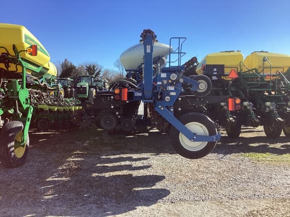 Image of Kinze 3605 equipment image 4