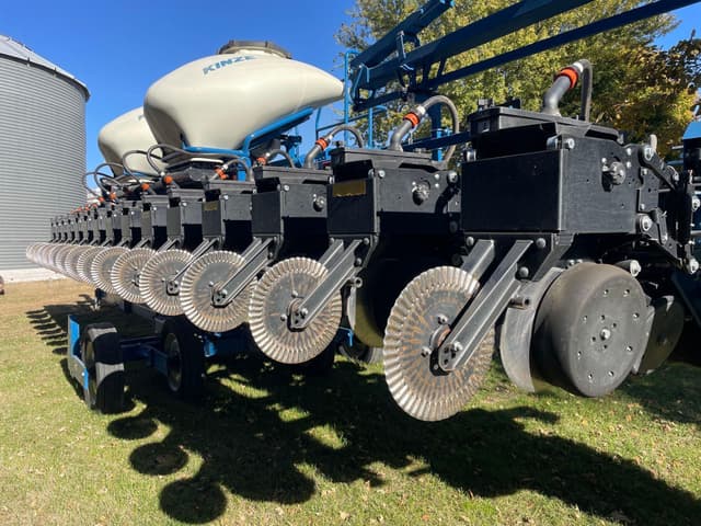 Image of Kinze 3605 equipment image 4