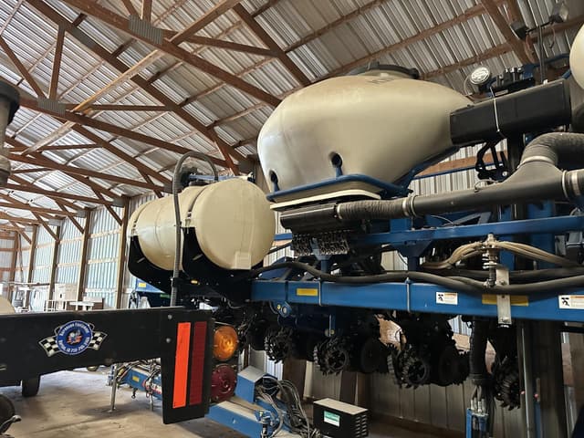 Image of Kinze 3605 equipment image 3