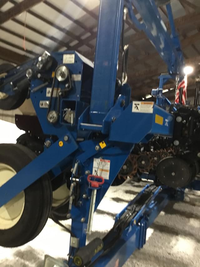 Image of Kinze 3605 equipment image 3