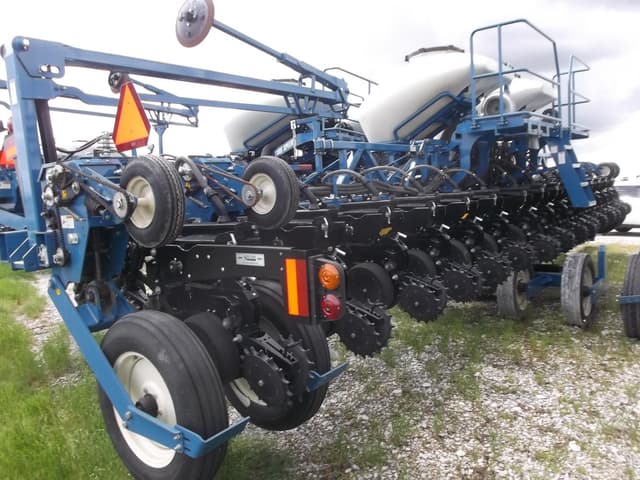 Image of Kinze 3605 equipment image 3