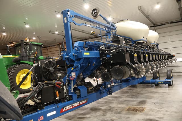 Image of Kinze 3665 equipment image 4