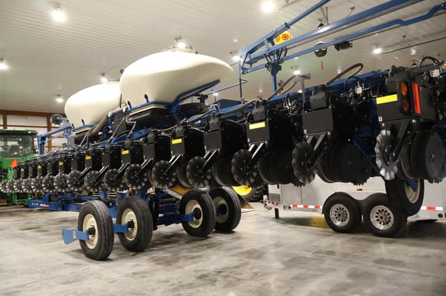 Image of Kinze 3665 equipment image 2