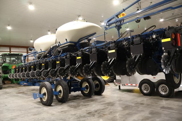 Image of Kinze 3665 equipment image 3