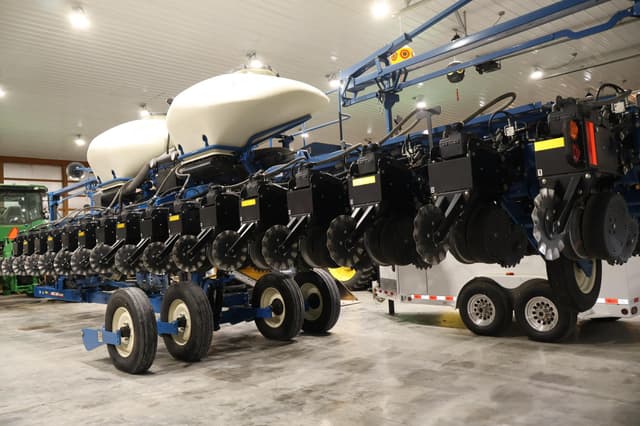 Image of Kinze 3665 equipment image 1
