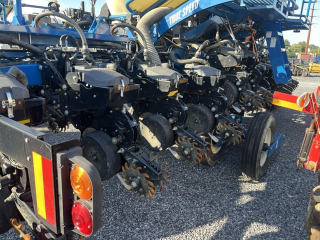 Image of Kinze 3665 equipment image 4