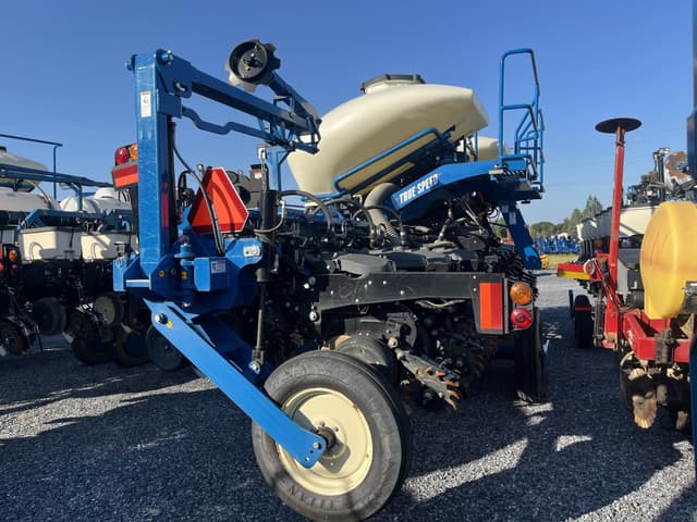 Image of Kinze 3665 equipment image 3