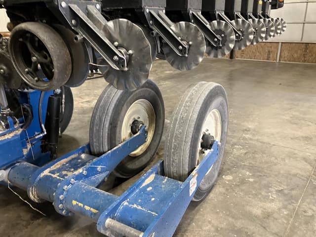 Image of Kinze 3665 equipment image 4